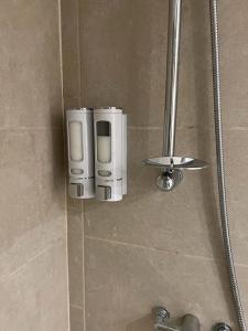 um chuveiro com um dispensador de sabão na casa de banho em Entire Two Bedrooms Flat with Nice View H2 em Great Yarmouth