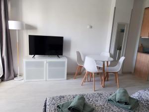 Televízia a/alebo spoločenská miestnosť v ubytovaní Benal Beach 229