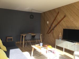 TV i/ili multimedijalni sistem u objektu Appartement centre Barcelonnette