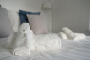 einen Stapel Handtücher auf dem Bett in der Unterkunft The Sunset - Top Floor Studio apartment in Pietarsaari