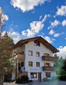 un gran edificio blanco con balcones de madera. en Apartments Ciasa Colz, en La Villa