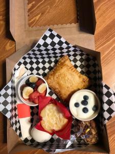 una caja de comida con alimentos para el desayuno. en Cottage Inn At Lake Tahoe en Tahoe City