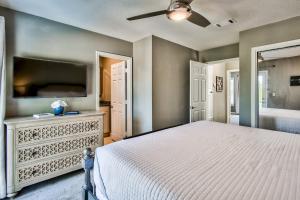 Cama ou camas em um quarto em In the heart of Destin! Walk to Beach-Local Attractions!