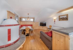 ein Wohnzimmer mit einem Sofa und einem Tisch in der Unterkunft Gabriel in St. Ulrich in Gröden