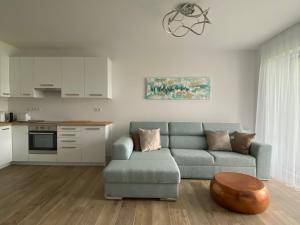 salon z kanapą i stołem w obiekcie ROYAL AQUAMARINE - lakeside luxury flat at Balaton w mieście Keszthely