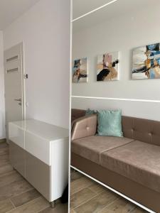 Posezení v ubytování ROYAL AQUAMARINE - lakeside luxury flat at Balaton