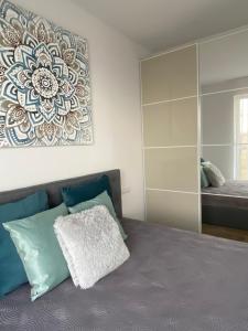 sypialnia z łóżkiem i dużym lustrem w obiekcie ROYAL AQUAMARINE - lakeside luxury flat at Balaton w mieście Keszthely +12 zdjęć