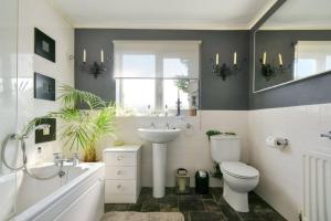 Koupelna v ubytování The Bakehouse + 40 fotografií