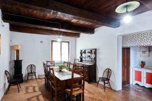una sala da pranzo con tavolo e sedie di Casale Rosso a Castel San Felice
