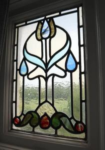 una vetrata colorata con un fiore sopra di The Parks a Torquay