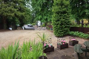 un giardino con tavolo, alcune piante e recinzione di The Parks a Torquay