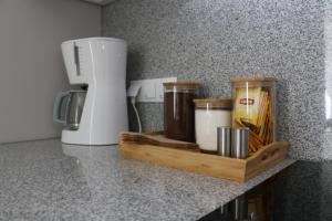 Zestaw do parzenia kawy i herbaty w obiekcie Apartament Żeromskiego 17 - Insel Apartamenty