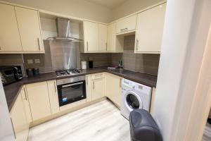 A kitchen or kitchenette at Entire Two Double Bedrooms Flat with River Yare View H6