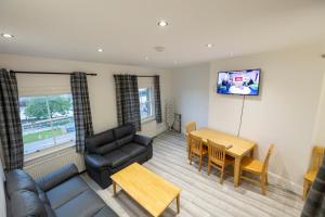 A seating area at Entire Two Double Bedrooms Flat with River Yare View H6