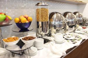 ein Buffet mit Schüsseln voller Speisen auf einer Theke in der Unterkunft Hotel Osaka Airport in Istanbul