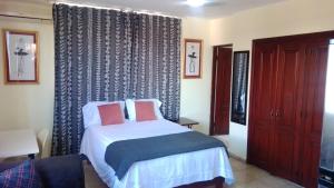 um quarto com uma cama e uma grande janela em D9 Casa de Huespedes em Santo Domingo