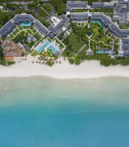 Luftaufnahme eines Ferienresorts am Strand in der Unterkunft Centara Reserve Samui in Chaweng