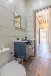 Bilik mandi di Avra Suites in City center - 50m to Beach