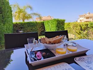 een dienblad met eten op een tafel met een kom eten bij MIRADOR vacation home in Cala de Finestrat