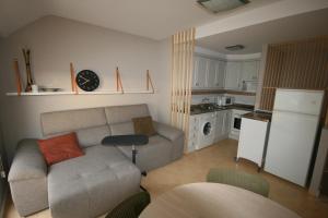 sala de estar con sofá y cocina en Dúplex playa Torrenostra, en Torreblanca