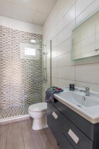 Bilik mandi di Avra Suites in City center - 50m to Beach +36 gambar