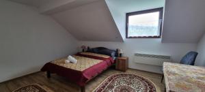 En eller flere senge i et værelse på Karacsony Guest House