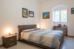 a bedroom with a bed and a table and a window at B.I.C. (bnb in centro) in Sassari