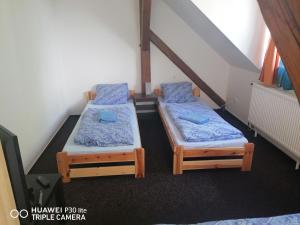 Posteľ alebo postele v izbe v ubytovaní Penzion U Hladů