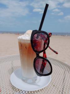 een drankje met een paar glazen zittend op een tafel bij Nad dachami Sopotu in Sopot