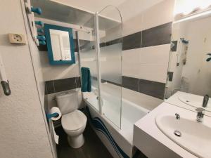 La salle de bains est pourvue de toilettes et d'un lavabo. dans l'établissement La Mongie, Studio pieds des pistes, parking intérieur privé, à La Mongie