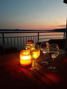 Nápoje v ubytovaní Villa Mebelle mit Meerblick