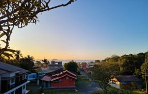 ペーニャにあるIpê Eco Villageの夕日の小さな町の景色