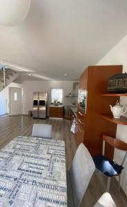 a living room with a table and a kitchen at Casa Bellavista in Nerezine