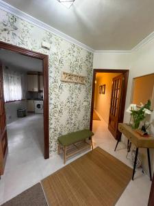 sala de estar con silla y mesa en Miranda VUT-PO-004637, en Caldas de Reis