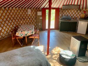 A kitchen or kitchenette at La Yurta de Gaia