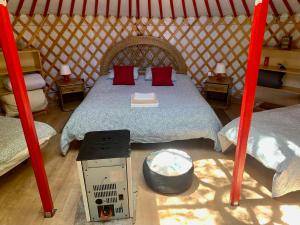 A bed or beds in a room at La Yurta de Gaia