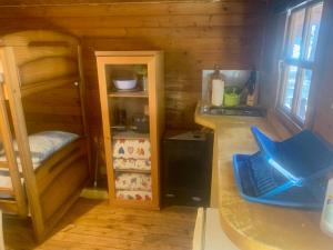 a small room with a kitchen and a bunk bed at La Cabaña de Gaia in San Lorenzo de El Escorial