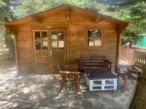 聖洛倫索－德埃斯科里亞爾的住宿－La Cabaña de Gaia，小屋前方设有桌椅
