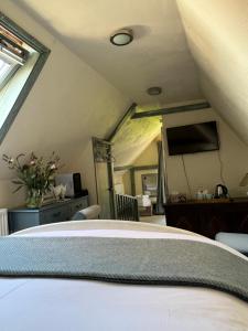 a bedroom with a bed and a large mirror at The Tea House in Rye