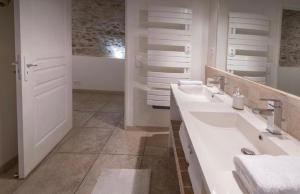 a bathroom with two sinks and a shower at LE BON'APPART proche INSEAD in Fontainebleau