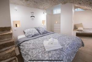 a bedroom with a bed with towels on it at LE BON'APPART proche INSEAD in Fontainebleau