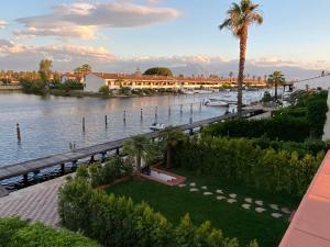 Vista ariale di un fiume con una palma di South Venice a Sibari