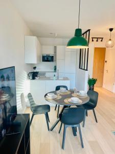 - une cuisine et une salle à manger avec une table et des chaises dans l'établissement New & Large 1 bedroom in Center- terrace & parking, à Luxembourg