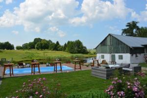 a backyard with a pool and a barn at Chata Pogaduchy in Ronin