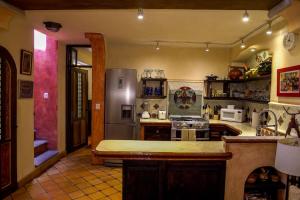 een keuken met een fornuis en een koelkast bij CENTRO 2 Bedroom, View Terrace in San Miguel de Allende