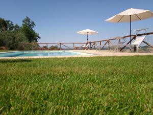 The swimming pool at or close to LA CASA DI CHIANNI La Pieve