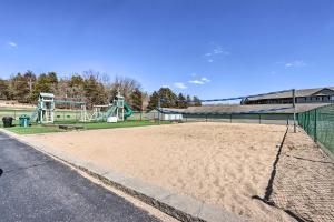Herní místnost nebo prostor pro děti v ubytování Pool Access and Lake Views Camdenton Condo