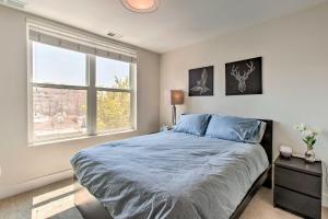 Katil atau katil-katil dalam bilik di Rooftop Deck and City Views Denver Abode!