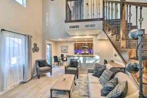Contemporary Vegas Townhome with Community Pool