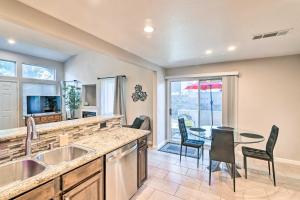 Contemporary Vegas Townhome with Community Pool